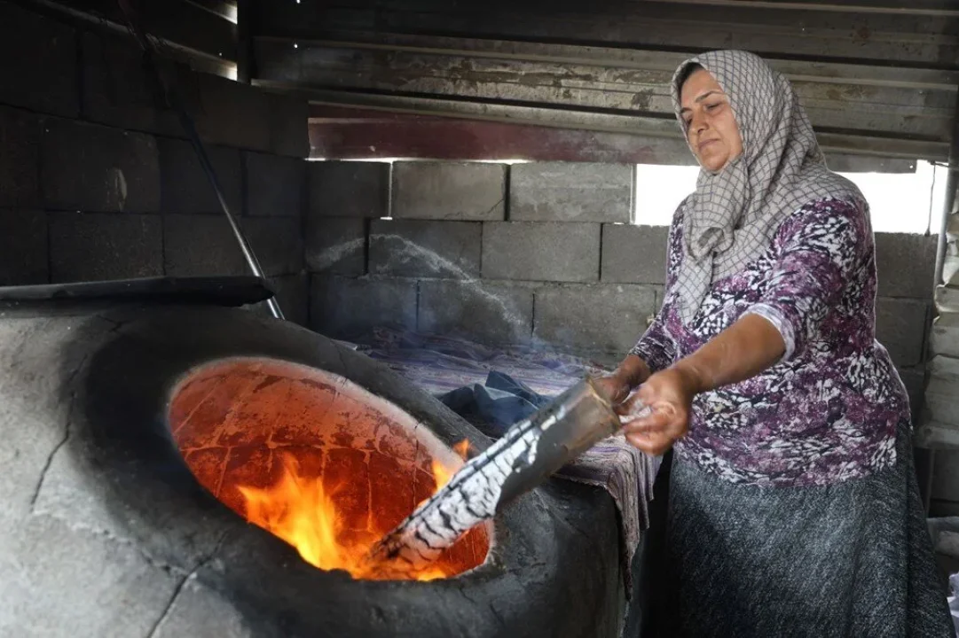 45 Derece Sıcakta Alın Teri: Hataylı Kadınlar Tandır Başında Ekmek Parası Kazanıyor