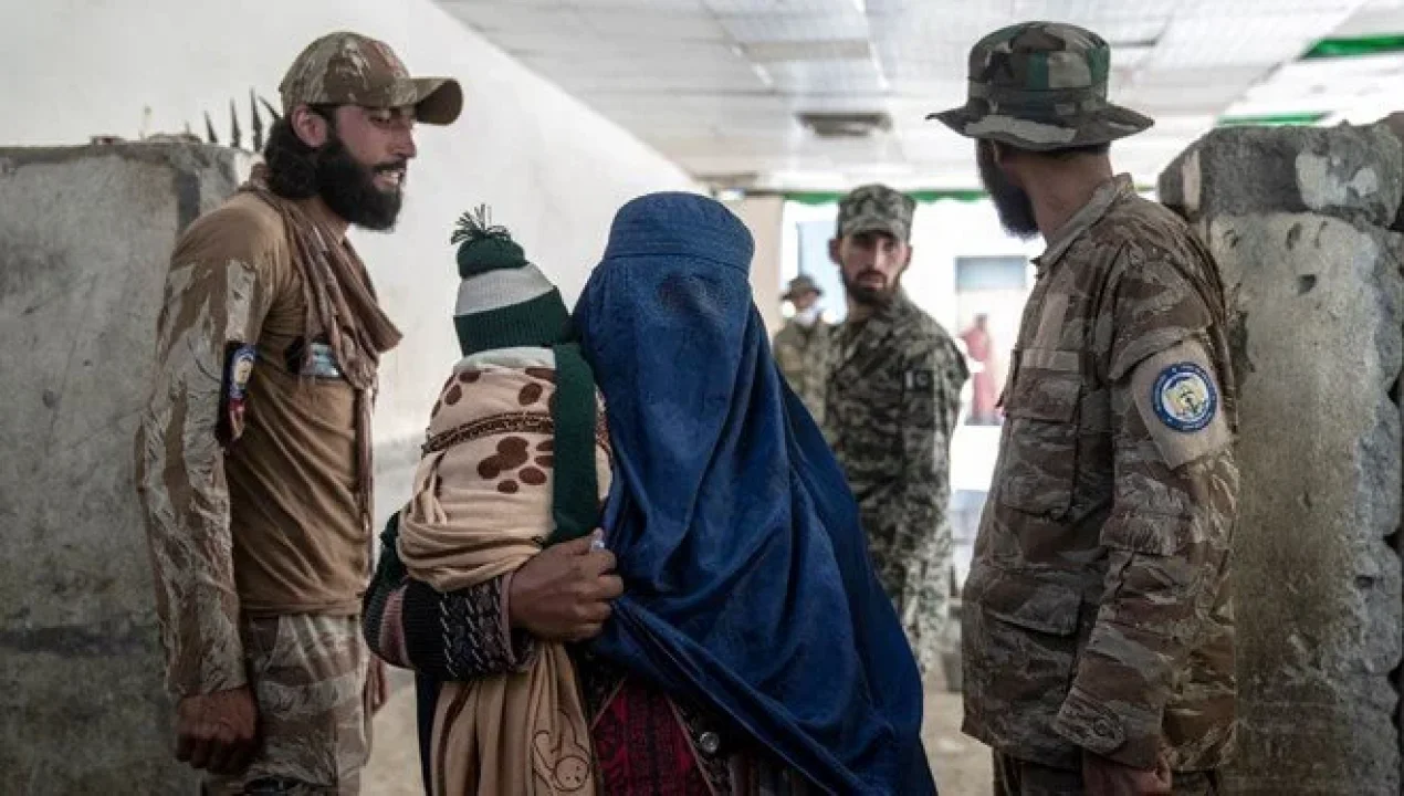 Afgan Kadınlar Taliban Yasaklarına Meydan Okuyor: İnternetle Eğitim Haklarını Savunuyorlar