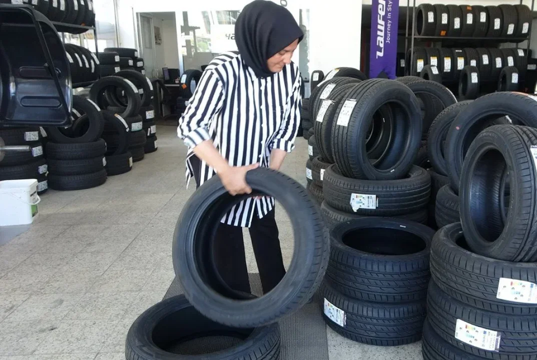 “Kadınlar Yapamaz” Sözüne İnat: Serap Aksüt 24 Yıldır Lastik Tamirciliği Yapıyor