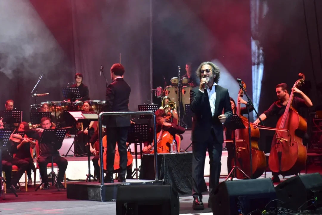 Bursa Festivali’nde Fettah Can, ‘Kalanlar’ Performansıyla İzleyicileri Coşturdu