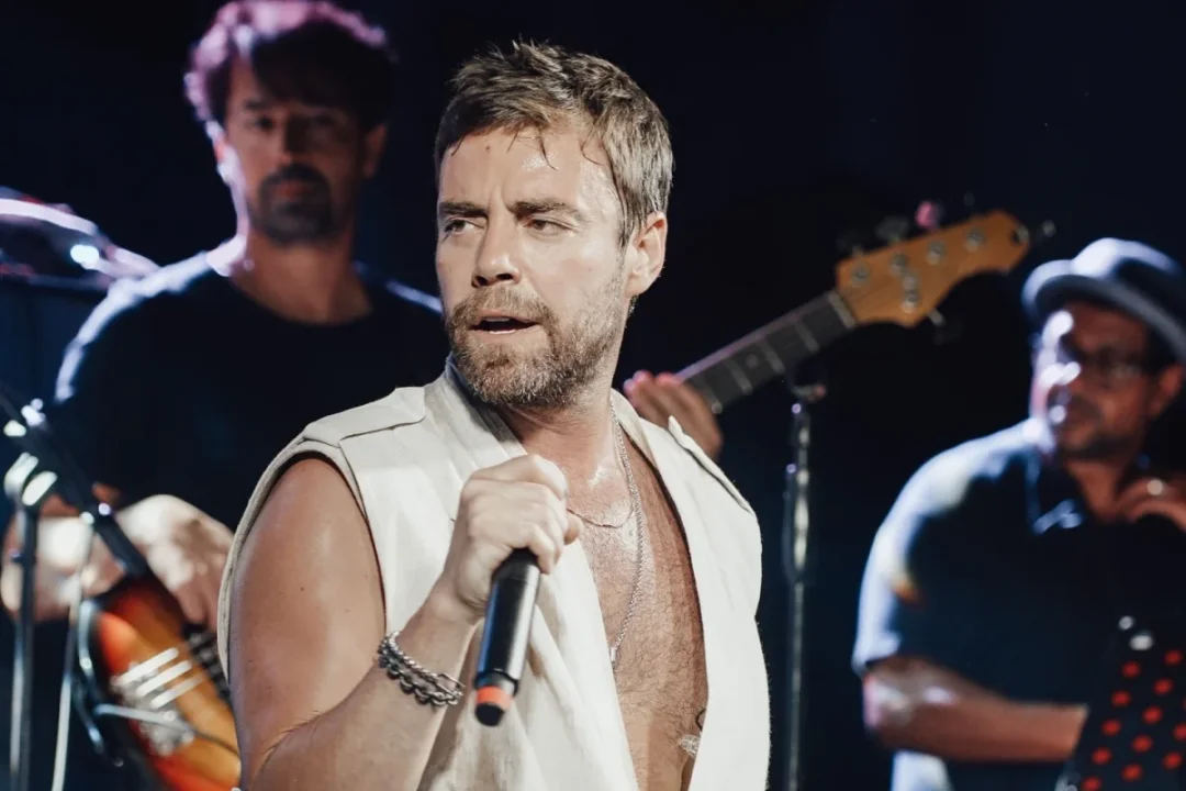 Murat Dalkılıç, İstanbul'da iki kıtada konser vererek kapalı gişe oynayarak rekor kırdı.