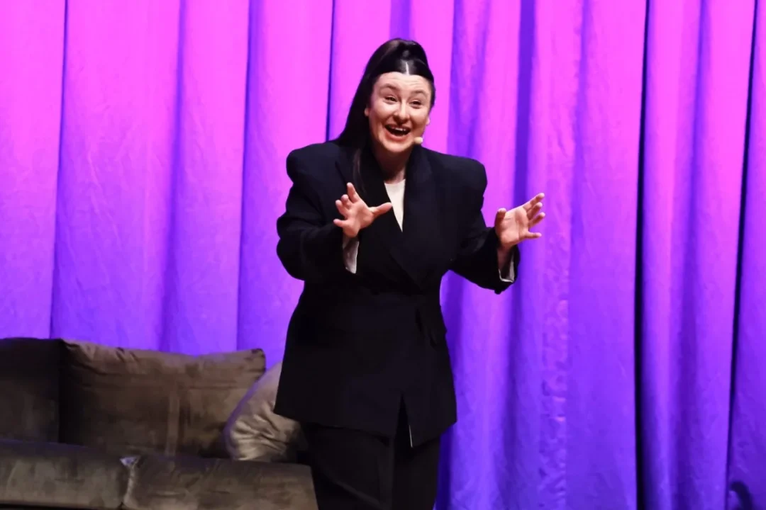 Yasemin Sakallıoğlu, AASSM'de İzmir'i güldürdü.