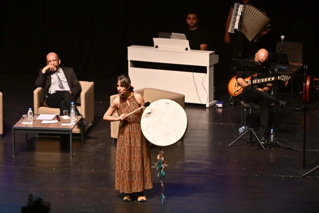 Muratpaşa’da unutulmayan dizeler ve ezgilerle dolu bir akşam yaşandı.