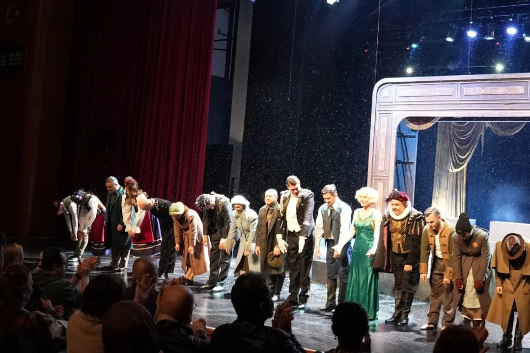 Kocaeli Şehir Tiyatroları, Bursa Festivali'nde büyük beğeni topladı.