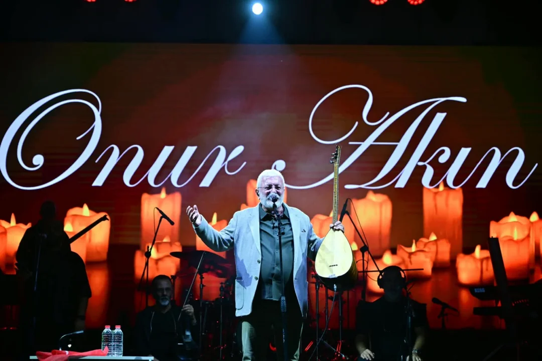 Onur Akın Konseri ile Kula'da Kutlu Zafer Haftası Sonlandı.